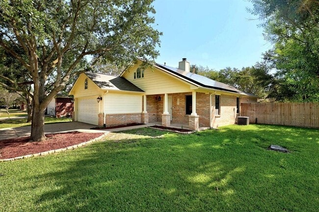 301 Nicole Way in Bastrop, TX - Building Photo - Building Photo