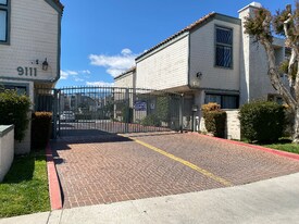 9111 Lemona Ave in Los Angeles, CA - Building Photo