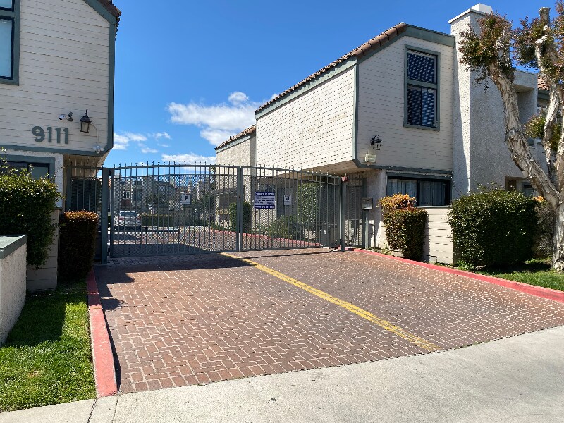 9111 Lemona Ave in Los Angeles, CA - Building Photo