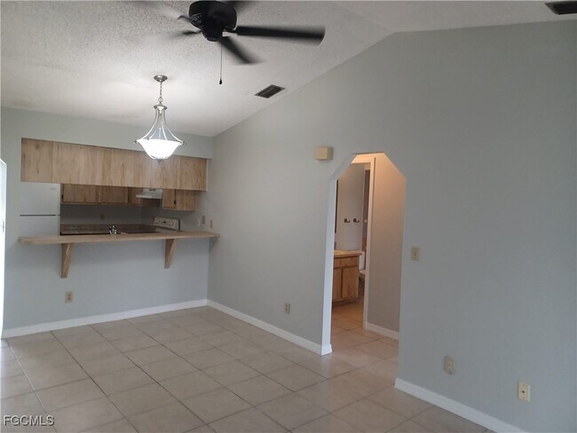 913 Gleason Pkwy in Cape Coral, FL - Building Photo - Building Photo