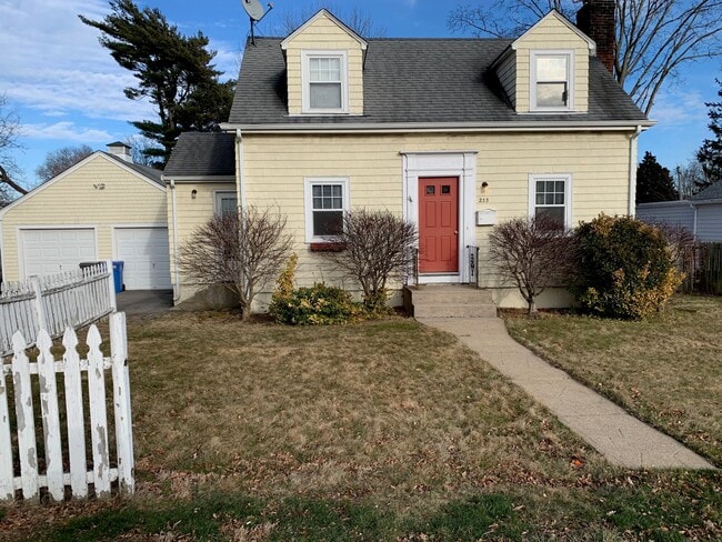 233 N Fenner Ave in Middletown, RI - Building Photo - Building Photo
