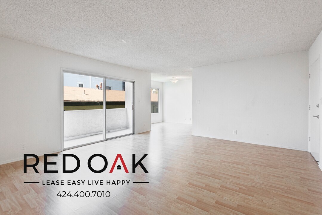 319 S Clark Dr in Los Angeles, CA - Building Photo