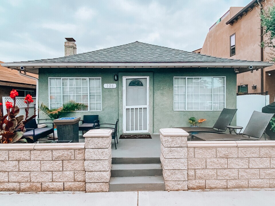 126 E Balboa Blvd in Newport Beach, CA - Building Photo