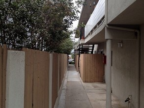 208 Avenue H-Unit -01 in Redondo Beach, CA - Building Photo - Building Photo