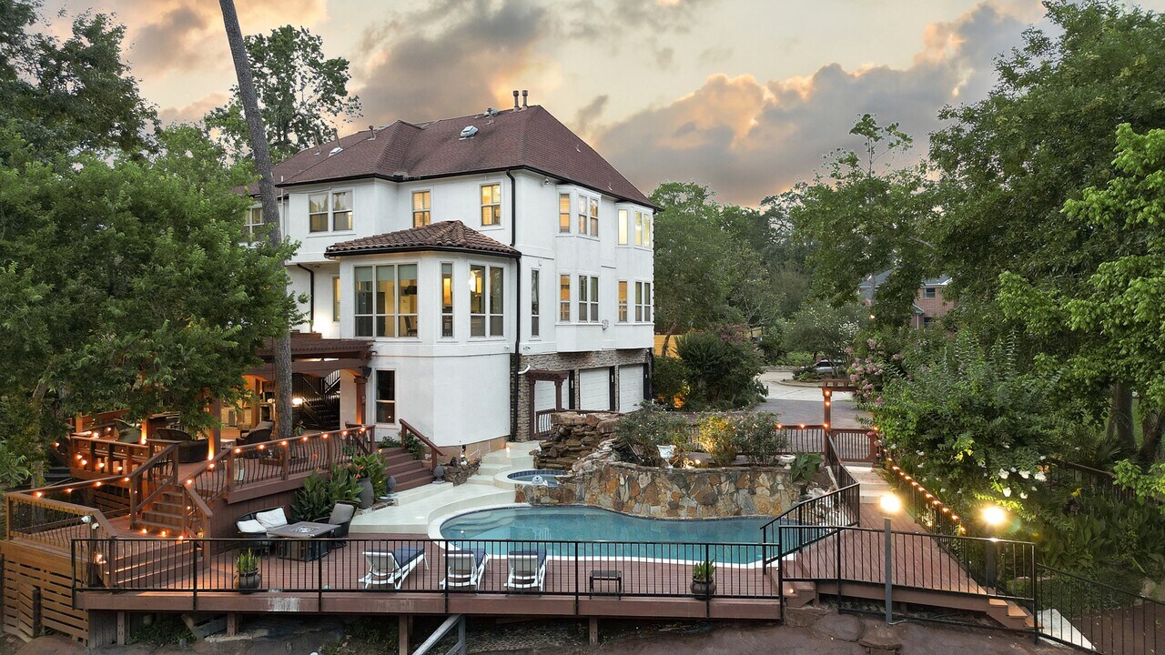1 Magnolia Bend Dr in Houston, TX - Building Photo