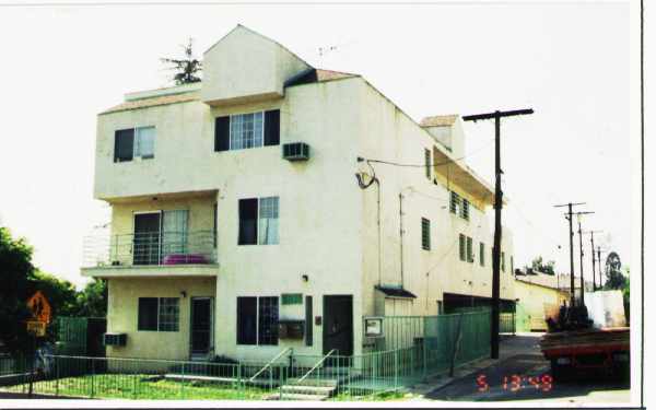 6311 Aldama St in Los Angeles, CA - Foto de edificio - Building Photo