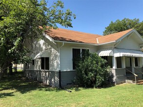 1018 W 5th St in Taylor, TX - Building Photo - Building Photo