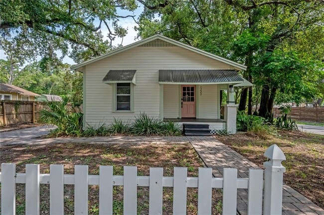 property at 1222 E Curtis St