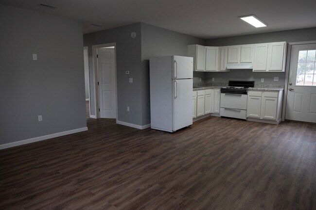 809 N Main St in Flora, IL - Building Photo - Building Photo