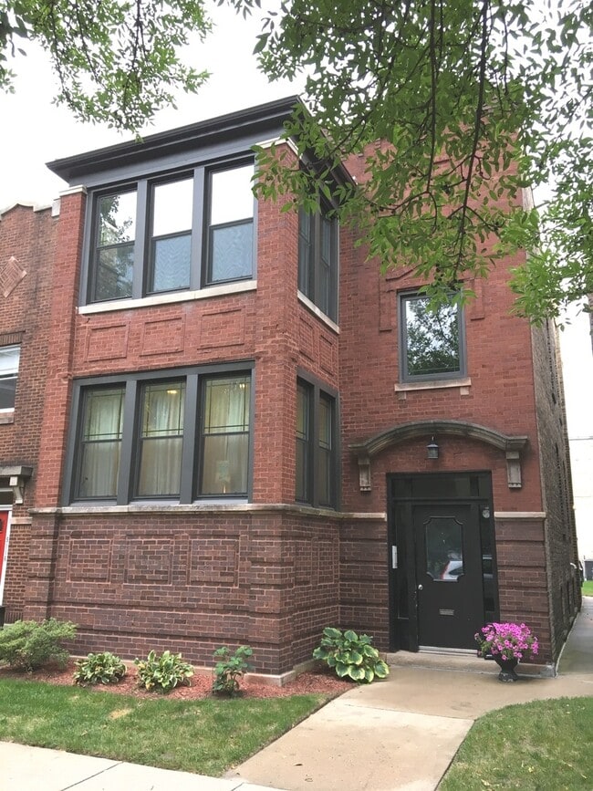 property at 5120 N Leavitt St