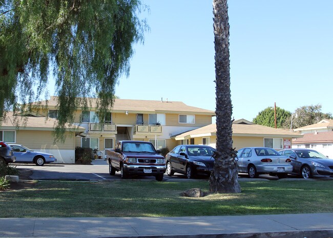 124-132 Garrett Ave in Chula Vista, CA - Building Photo - Building Photo