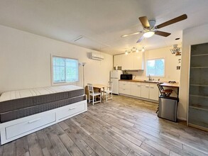 7158 1/2 Apperson St in Los Angeles, CA - Building Photo - Building Photo