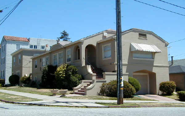 4214 Montgomery St in Oakland, CA - Foto de edificio - Building Photo