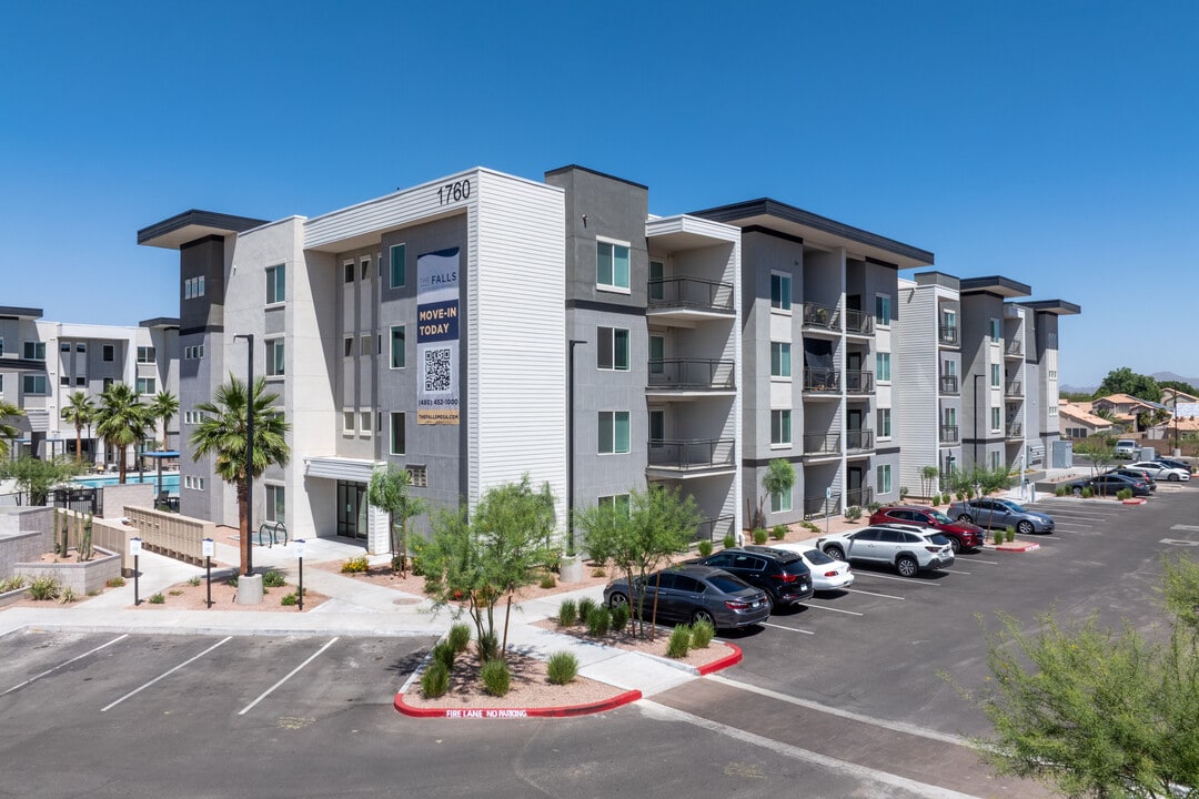 The Falls at Crismon Commons in Mesa, AZ - Building Photo