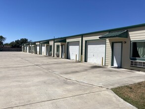 Gateway Apartments in Gonzales, TX - Foto de edificio - Building Photo