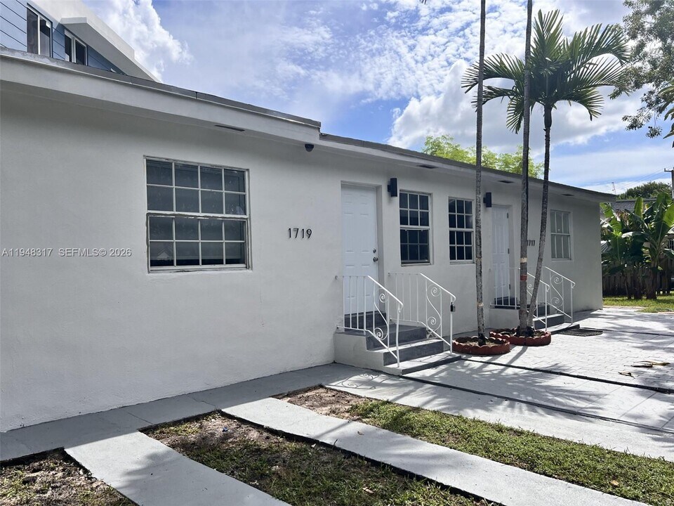 1717 NW 15th Street Rd in Miami, FL - Building Photo
