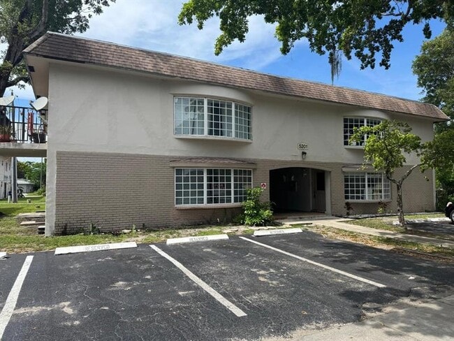 5201 NW 18th St in Lauderhill, FL - Building Photo - Building Photo