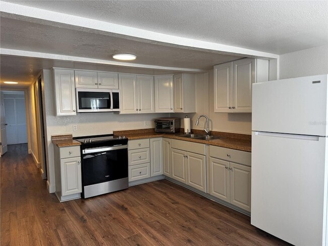 102 Laureti Ln in Lake Wales, FL - Foto de edificio - Building Photo