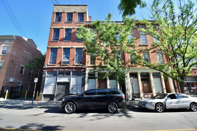 110 E 13th St, Unit 3 in Cincinnati, OH - Foto de edificio - Building Photo