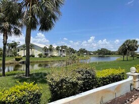 437 Wexford Cir in Venice, FL - Building Photo
