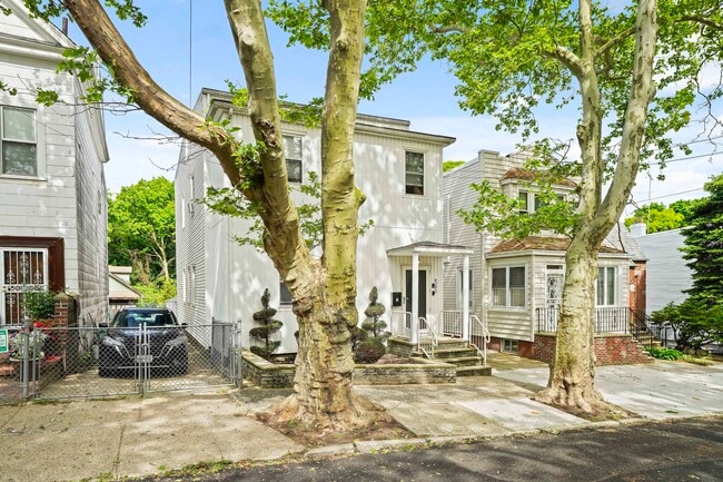 8282 88th Pl, Unit 2ndFloor in Glendale, NY - Foto de edificio - Building Photo