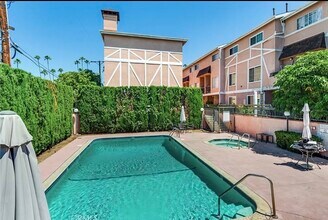 147 W Acacia Ave, Unit 129 in Glendale, CA - Foto de edificio - Building Photo