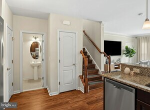 15240 Torbay Way in Woodbridge, VA - Foto de edificio - Building Photo