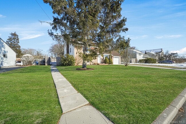 77 Washington Ave in Islip Terrace, NY - Building Photo - Building Photo
