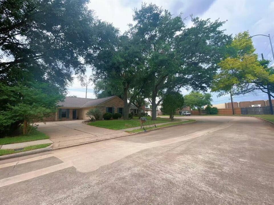 3010 Flintwood Dr in Sugar Land, TX - Building Photo
