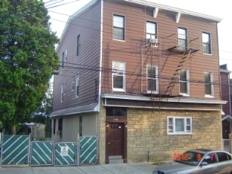 9106 97th Ave in Ozone Park, NY - Foto de edificio