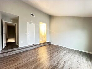 8717 Victorian Village Dr in Houston, TX - Building Photo - Building Photo