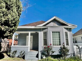 515 E 21st St in Los Angeles, CA - Building Photo