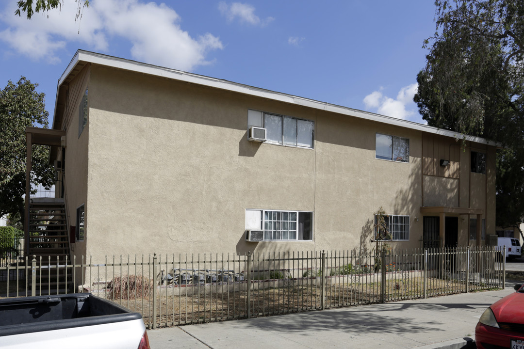 2147 W Brownwood Ave in Anaheim, CA - Foto de edificio