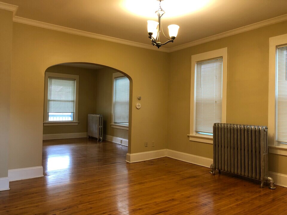 323 E Rosedale Ave, Unit LOWER in Milwaukee, WI - Foto de edificio
