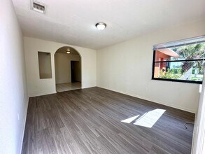 407 55th St, Unit 407 in West Palm Beach, FL - Foto de edificio - Building Photo