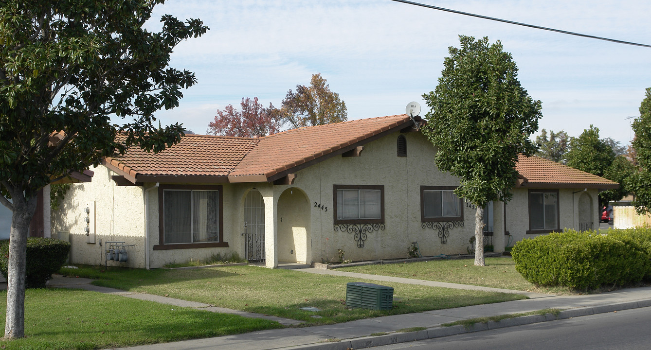 2445-2451 N Winton Way in Atwater, CA - Building Photo