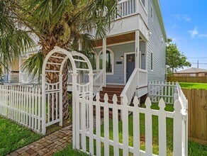 2815 Avenue H in Galveston, TX - Foto de edificio - Building Photo