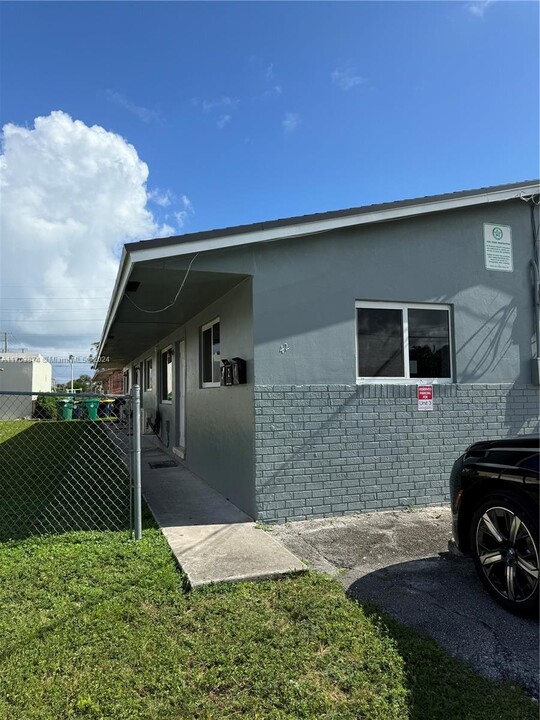 42 NW 6th Ave-Unit -1 in Dania Beach, FL - Building Photo