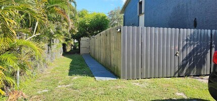 3684 Pinehurst Dr, Unit Effiency in Greenacres, FL - Building Photo - Building Photo