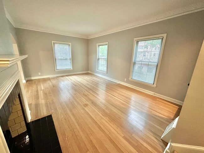 6031-6033 W Wells St in Wauwatosa, WI - Building Photo - Building Photo
