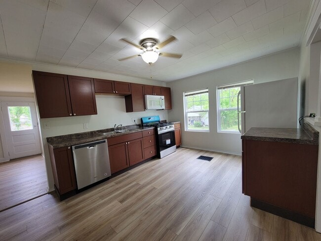 2429 S Broadview Dr in Bloomington, IN - Building Photo - Building Photo