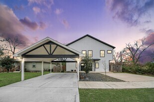 8305 Prairie View Dr in Houston, TX - Building Photo