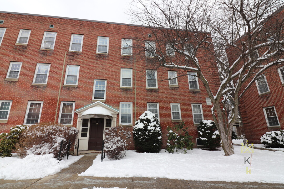 25 Englewood Ave, Unit 5 in Brookline, MA - Building Photo