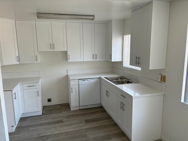 18071 Beneda Ln, Unit 206 in Santa Clarita, CA - Building Photo - Building Photo