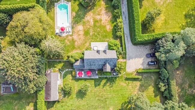 329 Little Plains Rd in Southampton, NY - Building Photo - Building Photo