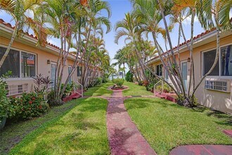 2160 Bay Dr in Miami Beach, FL - Foto de edificio - Building Photo