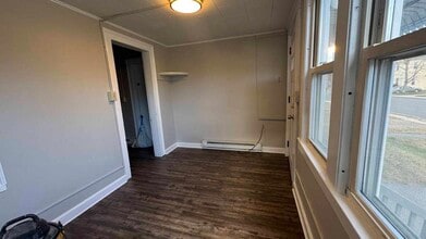 8 Prospect St, Unit FM in Easthampton, MA - Foto de edificio - Building Photo