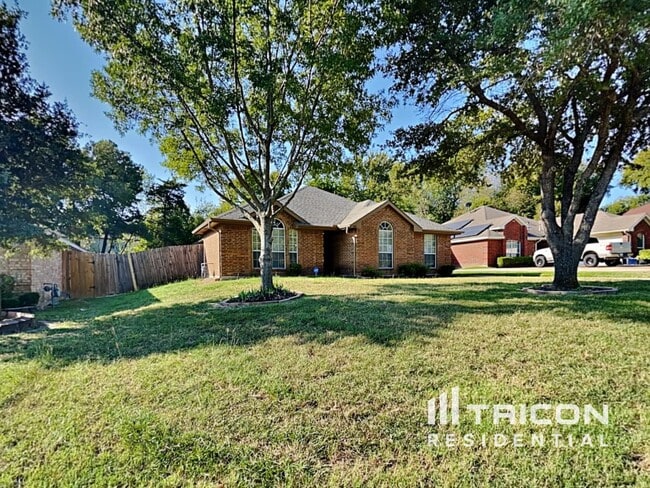 352 N Beltwoods Dr in Desoto, TX - Building Photo - Building Photo