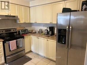 111 Crystalview Crescent in Brampton, ON - Building Photo - Building Photo