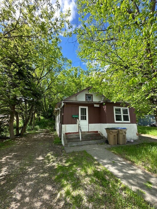 728 Arbor Ave SE in Minot, ND - Building Photo